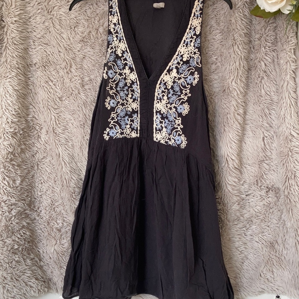 UO embroidered dress 🖤